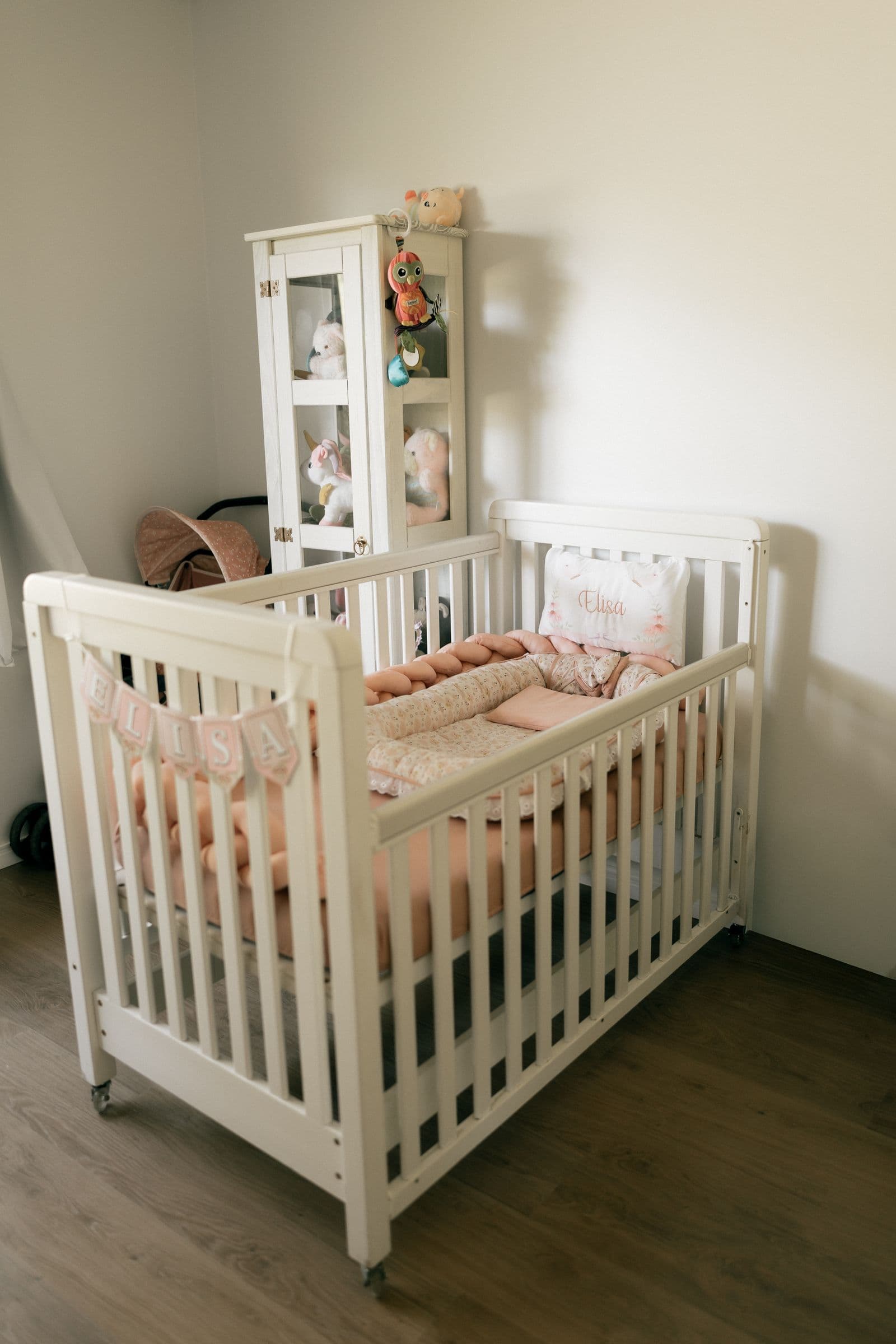 Quarto de bebê organizado com berço e itens essenciais