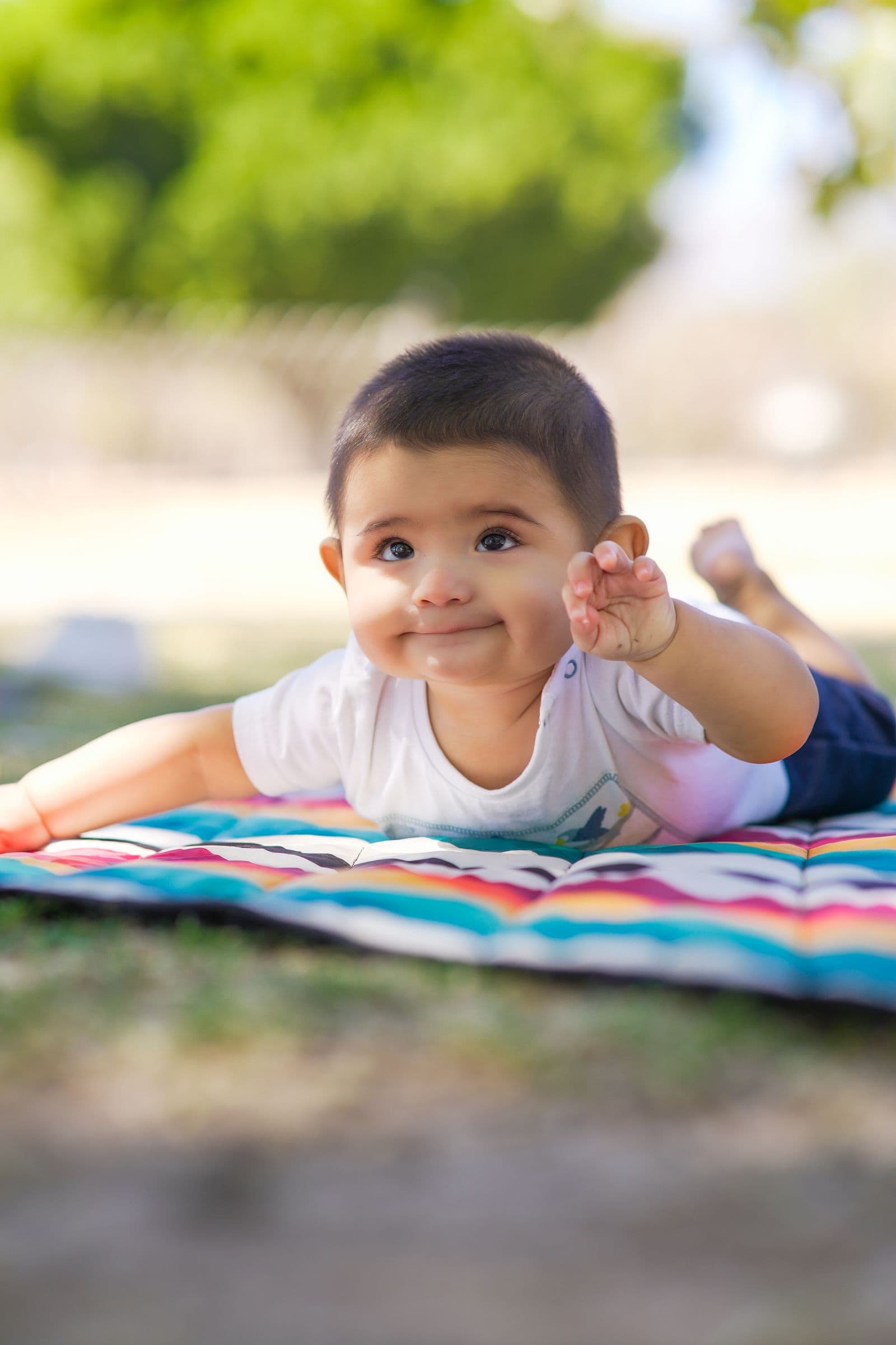 Bebê brincando de barriga para baixo ao ar livre