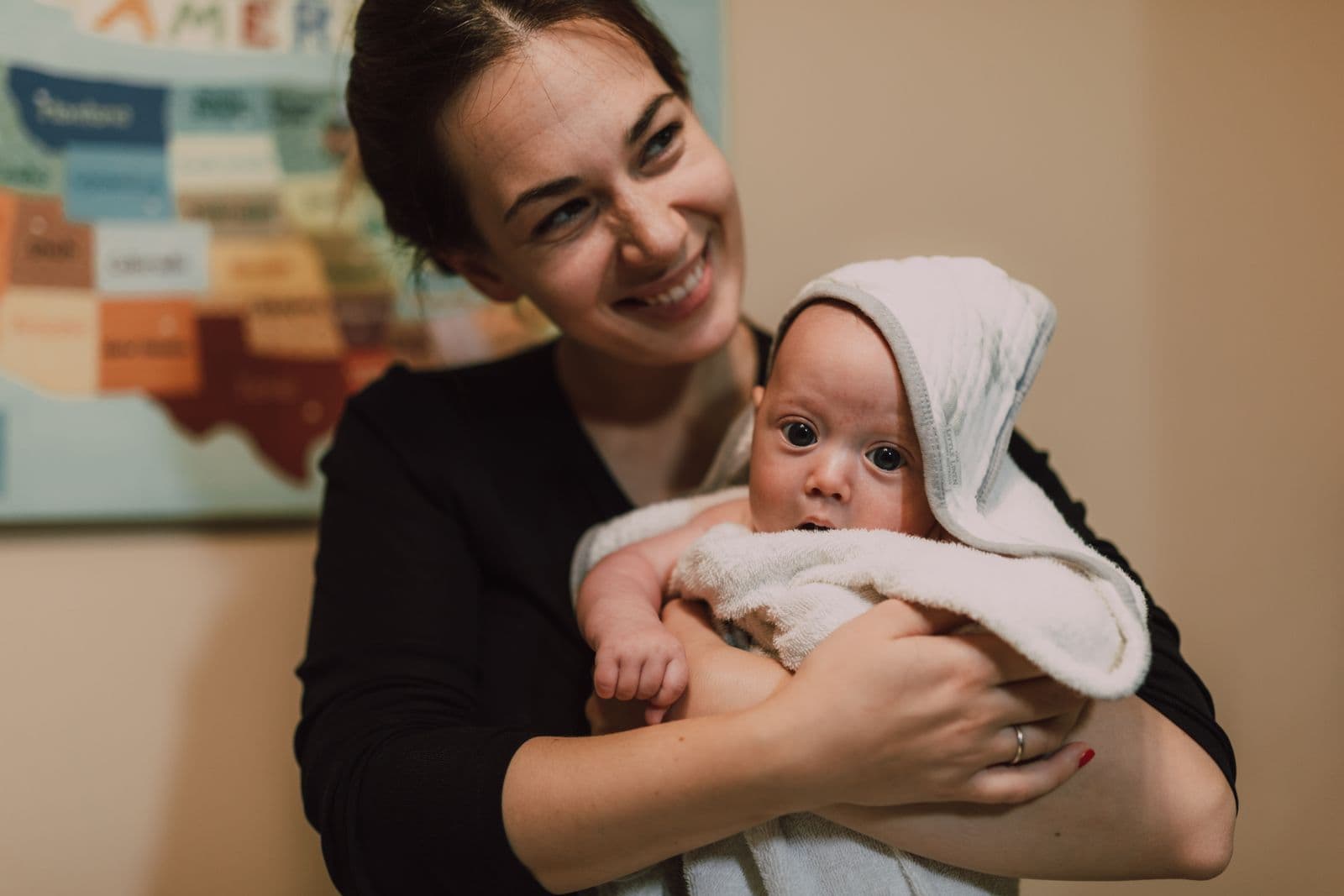 Pessoa cuidadora segurando um bebê após o banho