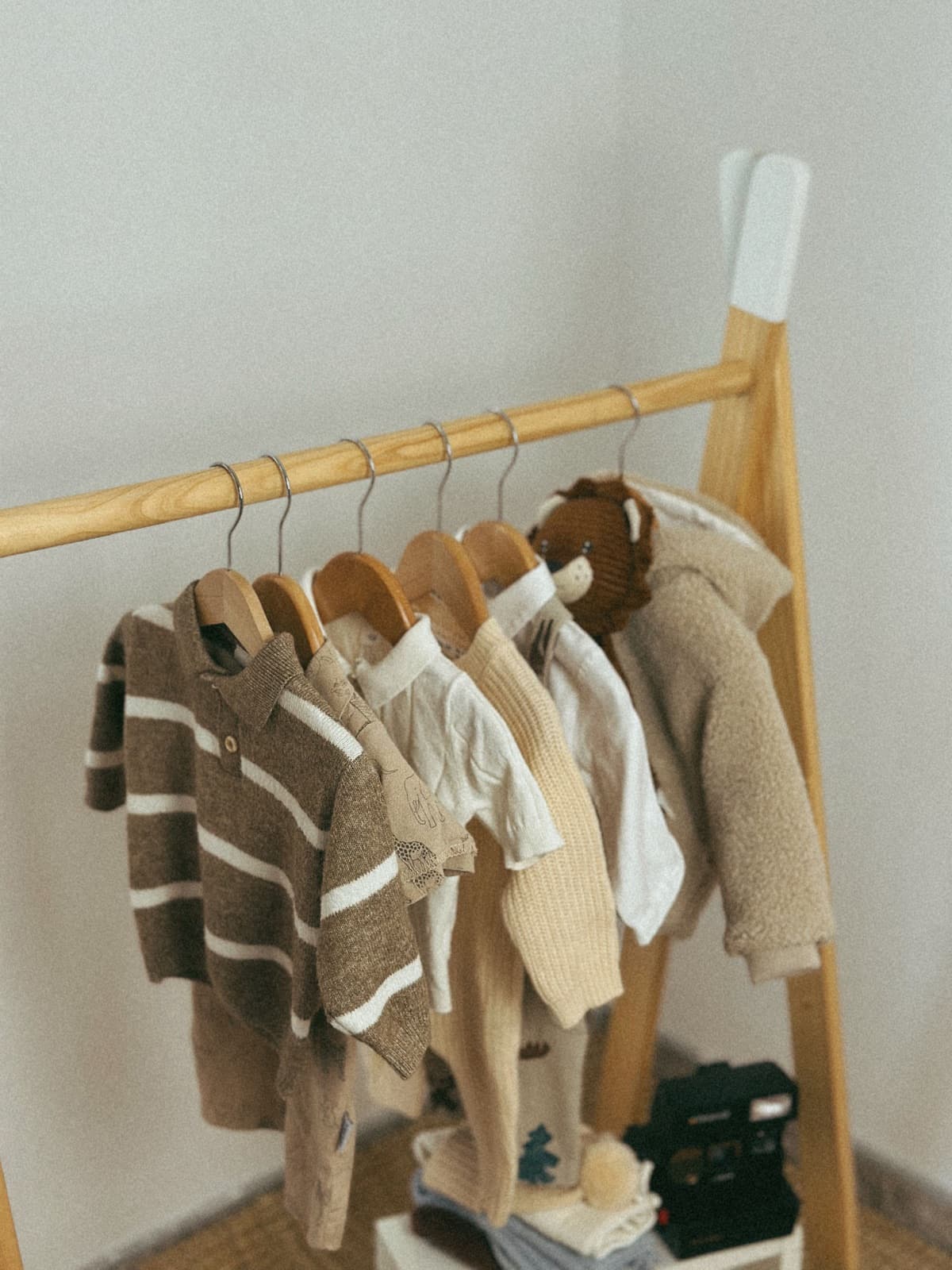 Roupas de bebê organizadas em um cabideiro