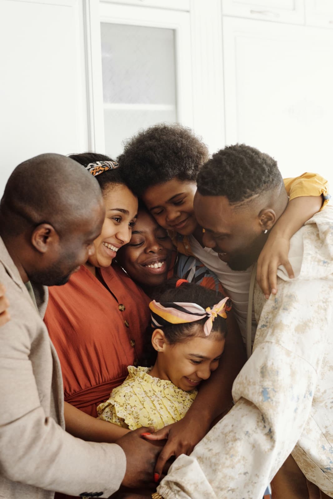 Família e amigos reunidos em uma rede de apoio